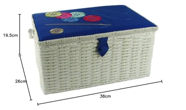 Découvrez notre test complet du panier à couture blanc, son couvercle brodé bleu marine et pourquoi il est un must-have pour les passionnés de couture.