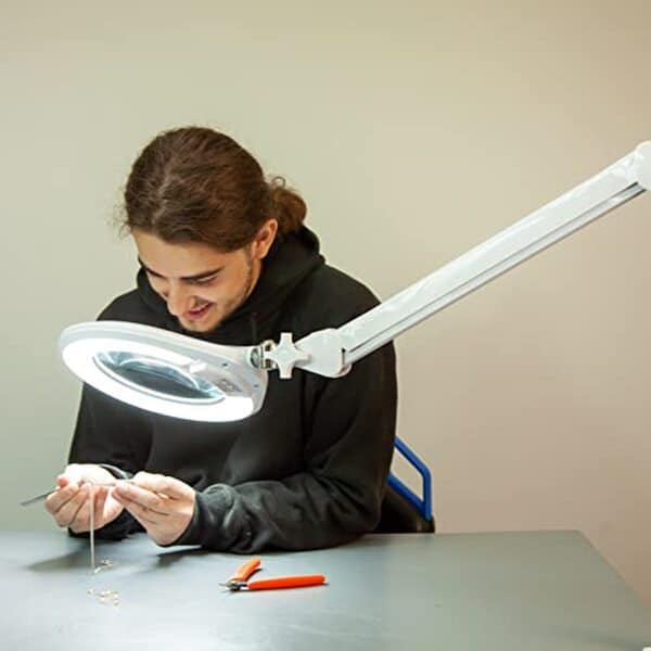 Découvrez notre test complet de la lampe loupe LED Multirex Ø180 mm idéale pour la couture et le modélisme. Éclairage puissant et précision assurée pour vos travaux minutieux.