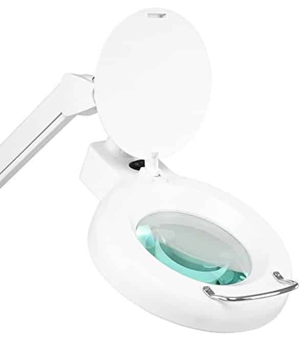 Découvrez notre analyse détaillée de la lampe loupe LED Showlite LL-6085D : une alliée de choix pour allier efficacité et précision dans vos travaux minutieux.