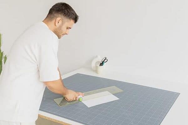Découvrez notre test complet du tapis de découpe Elan A0 auto-cicatrisant 90x120 cm : durabilité, performances et conseils d'utilisation pour une découpe précise sans effort.