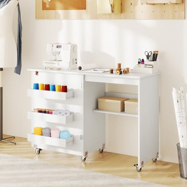 Découvrez notre test détaillé de la table de couture pliable LIFEZEAL : fonctionnelle et mobile grâce aux roulettes. Profitez de ses étagères de rangement  !