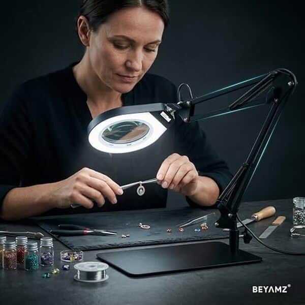 Découvrez notre test complet de la lampe loupe 5X LED avec support et pince : performance, qualité et ergonomie à l'honneur pour un travail de précision optimal