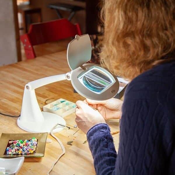 Découvrez notre test détaillé de la lampe loupe LED Multirex confort 3 dioptries : performances, avantages et avis utilisateurs pour un travail de précision.
