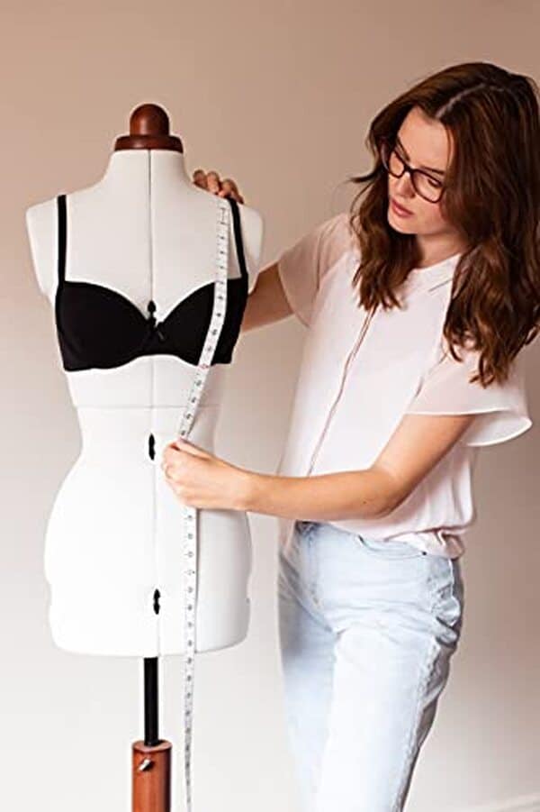 Découvrez notre test complet de la robe réglable Adjustoform Lady Valet en écru taille S : confort, qualité et ajustabilité pour une silhouette parfaite.
