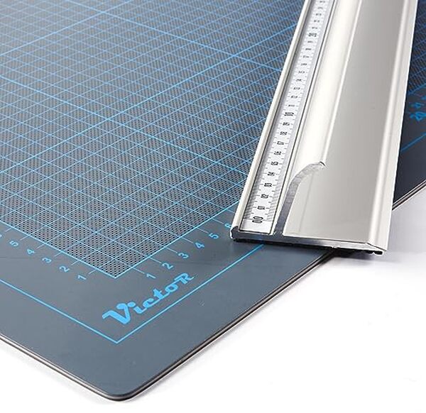 Découvrez notre test détaillé du tapis de découpe Victor 100x200 : performances, durabilité et qualité professionnelle de ce grand auto-cicatrisant haute gamme.