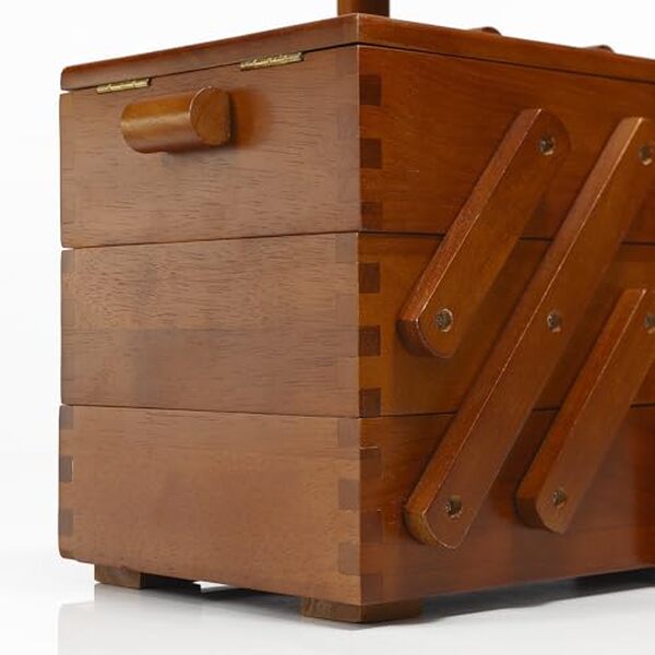 Découvrez notre avis détaillé sur la boîte à couture Prym 612549 taille M en bois foncé : rangement, qualité et fonctionnalité pour vos travaux de couture.