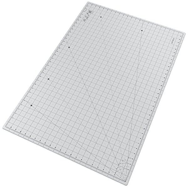 Découvrez notre test détaillé du tapis de découpe auto-cicatrisant Arteza 24x36 pouces : qualité, durabilité et performance pour vos projets créatifs.