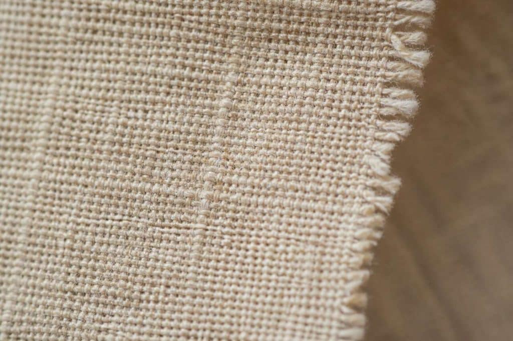 Comment reconnaître un tissu chaîne et trame en couture ?