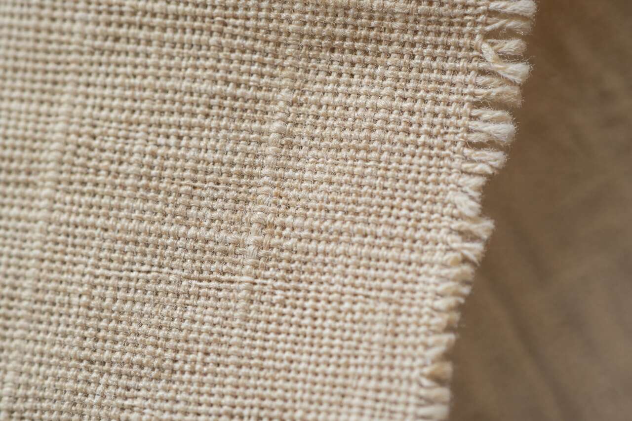Comment reconnaître un tissu chaîne et trame en couture ?