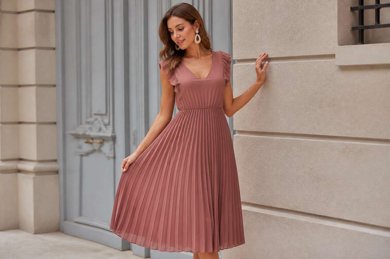 Robe plissée : à qui va-t-elle et comment la choisir Robe plissée : à qui va-t-elle et comment la choisir