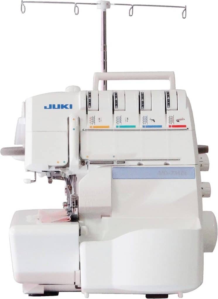 Test de la surjeteuse Juki MO-734DE : enfilage automatique