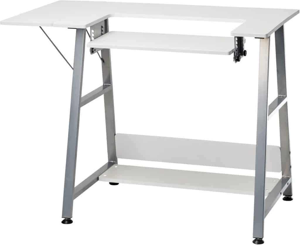 Test : table de couture Sewing online wc1013 blanche avec pieds argentés